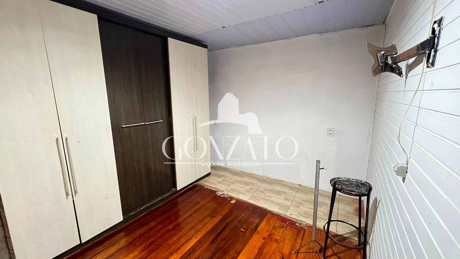 IMVEL DE MADEIRA COM SALA COMERRCIAL