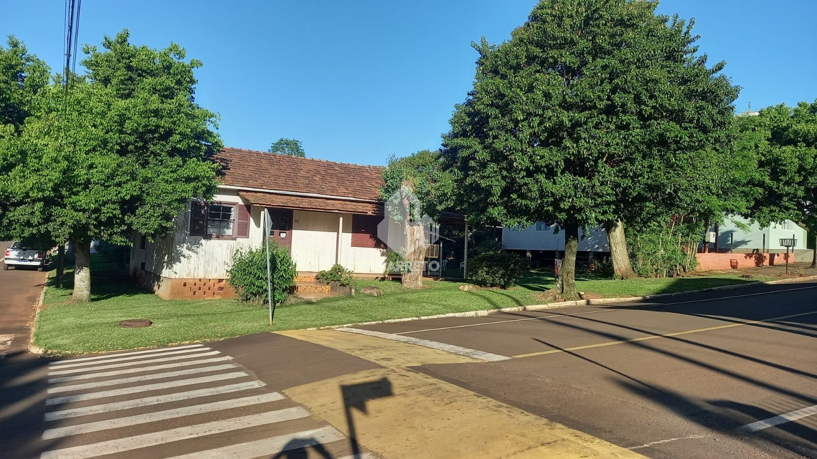 CASA DE ALVERNÁRIA SENDO TERRENO DE ESQUINA.