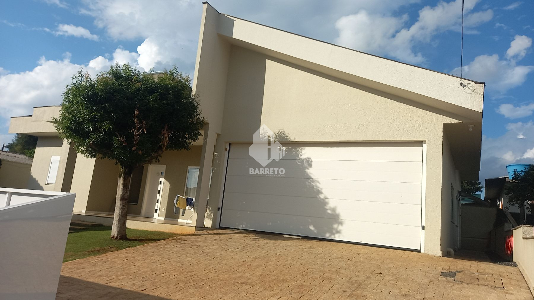 CASA A VENDA - EXCELENTE PADRAO DE ACABAMENTO