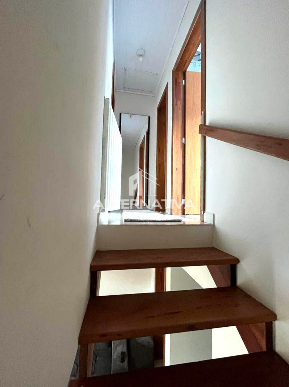 SOBRADO MOBILIADO À VENDA NO BAIRRO AEROPORTO