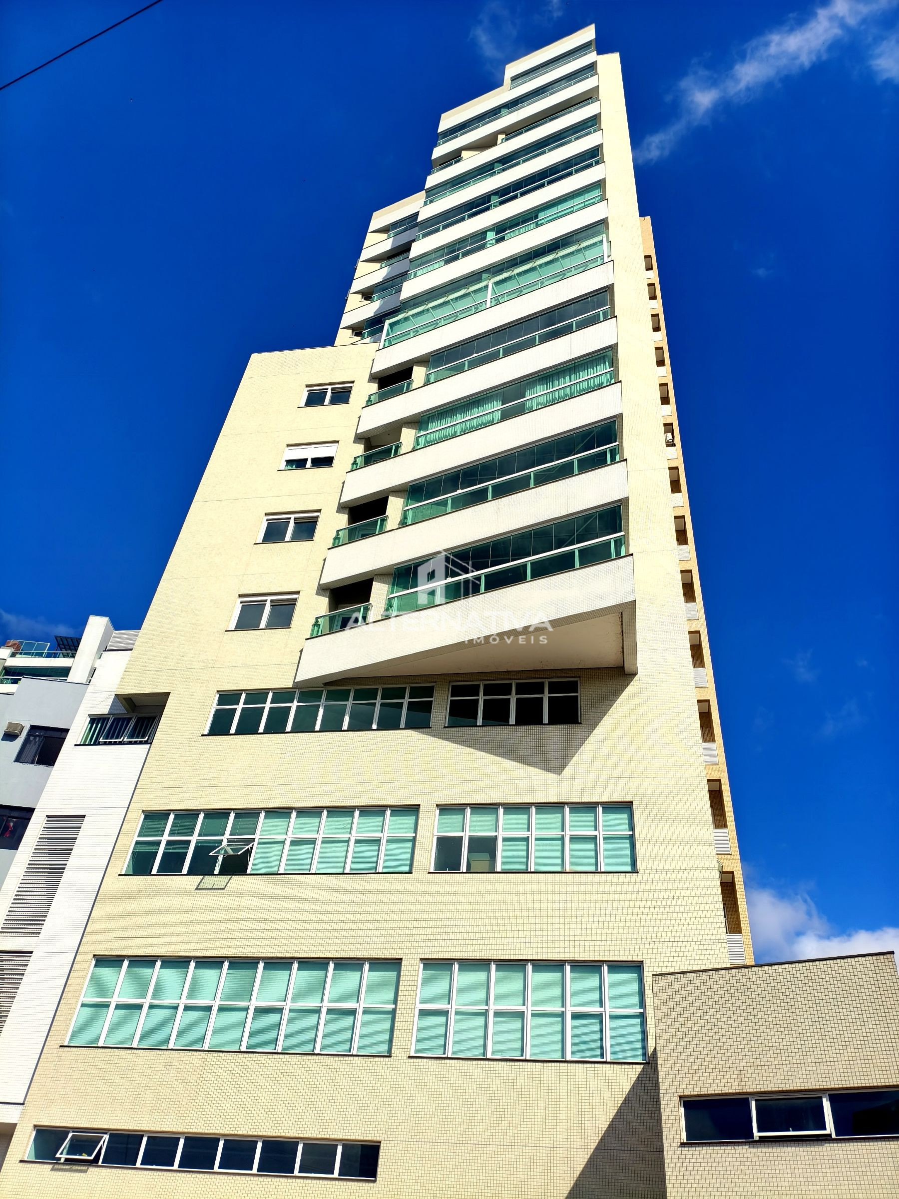 APARTAMENTO SEMIMOBILIADO: SEU NOVO LAR DE ALTO PADRÃO NO CORA...