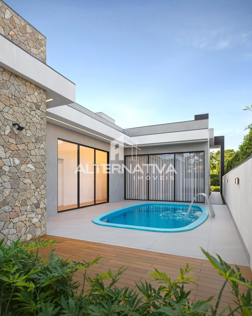 CASA DE ALTO PADRÃO COM PISCINA EM CONSTRUÇÃO 