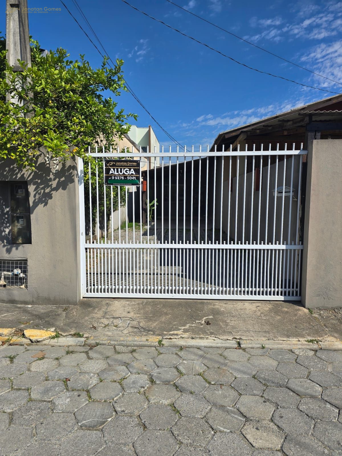 Casa sozinha no patio