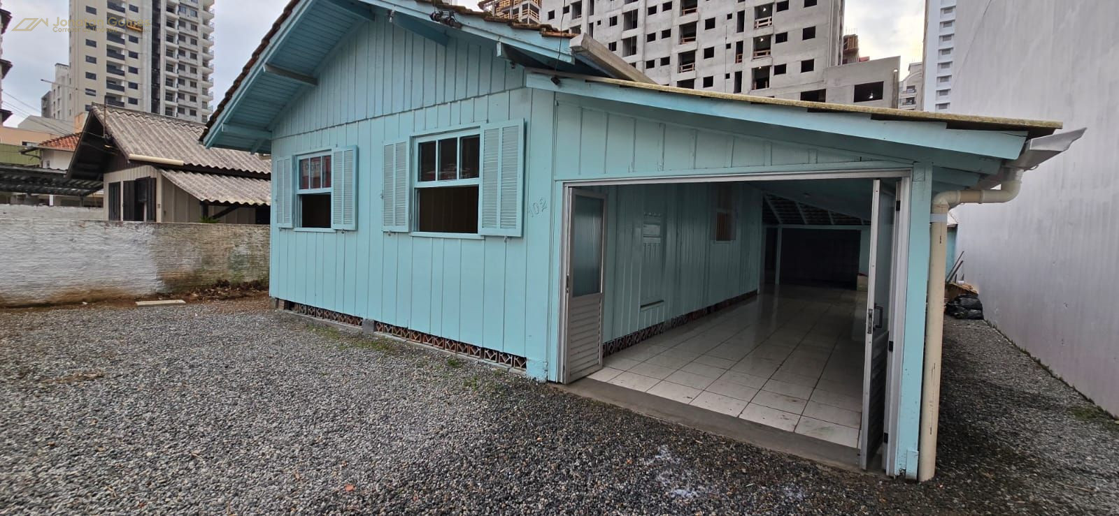 Casa sozinha no patio