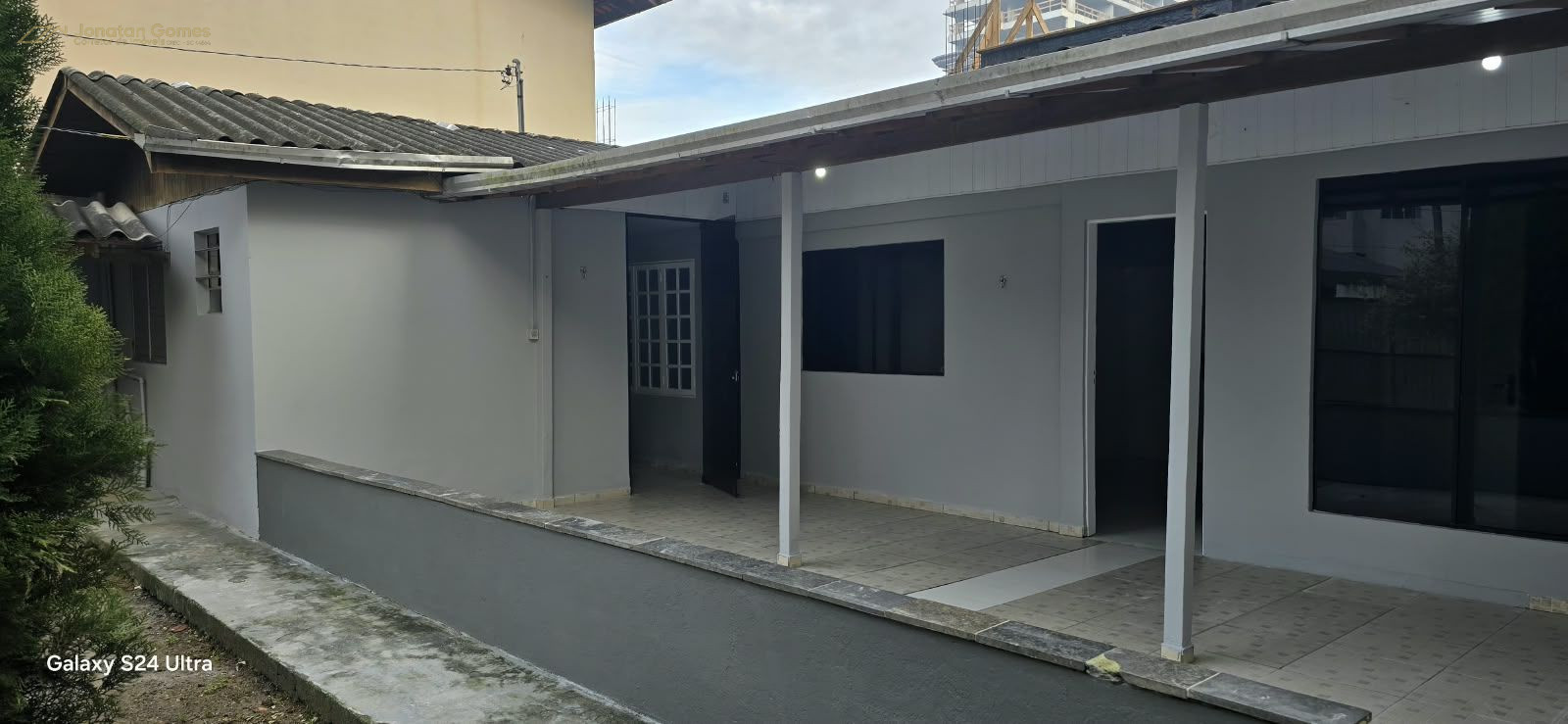 CASA SOZINHA NO PATIO MORRETES