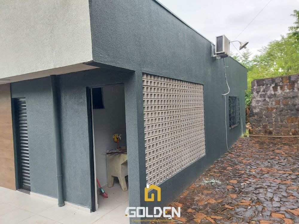 CASA COM PISCINA E FUNDOS PARA O LAGO EM NOVA PRATA