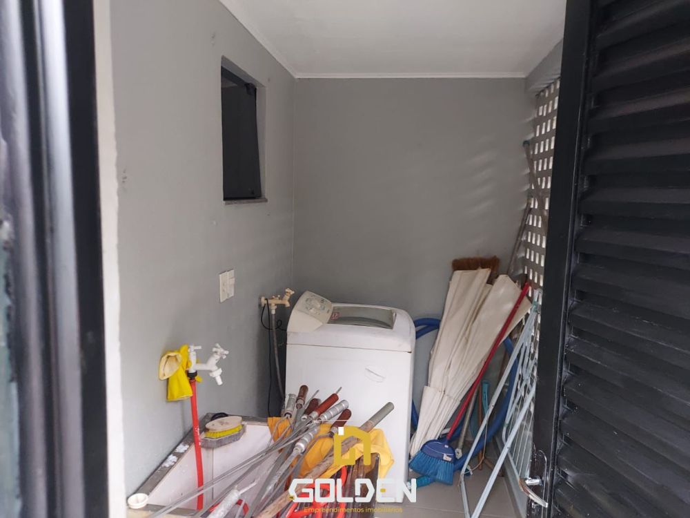 CASA COM PISCINA E FUNDOS PARA O LAGO EM NOVA PRATA