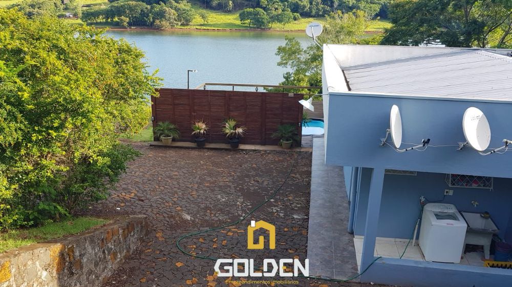 CASA COM PISCINA E FUNDOS PARA O LAGO EM NOVA PRATA