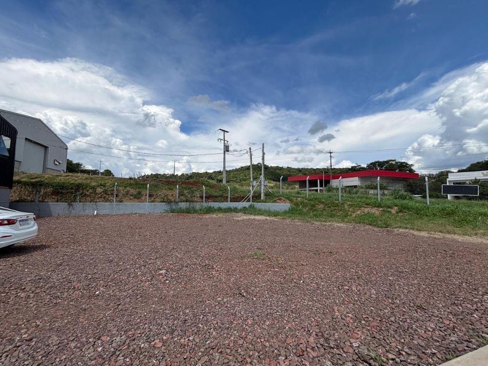 BARRACÃO COM 1500M2 DISPONIVEL PARA LOCAÇÃO