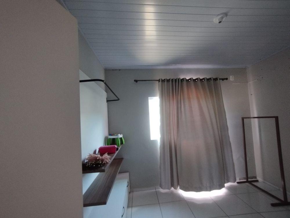 CASA COM AMPLO TERRENO NO BAIRRO SADIA