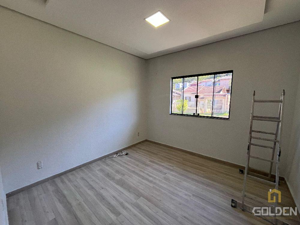 CASA COM TERRENO AMPLO NO BAIRRO SADIA