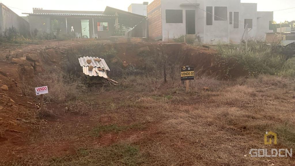 TERRENO COM CASA NO BAIRRO NOVO MUNDO