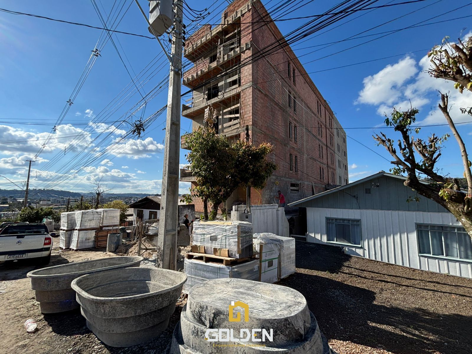 APARTAMENTOS COM 01 SUÍTE+2 QUARTOS NOVOS