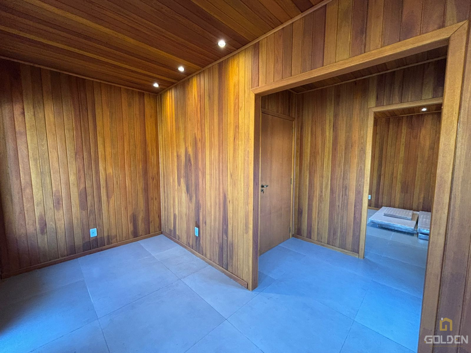 CASA COM PROJETO INOVADOR  - MADEIRA NOBRE