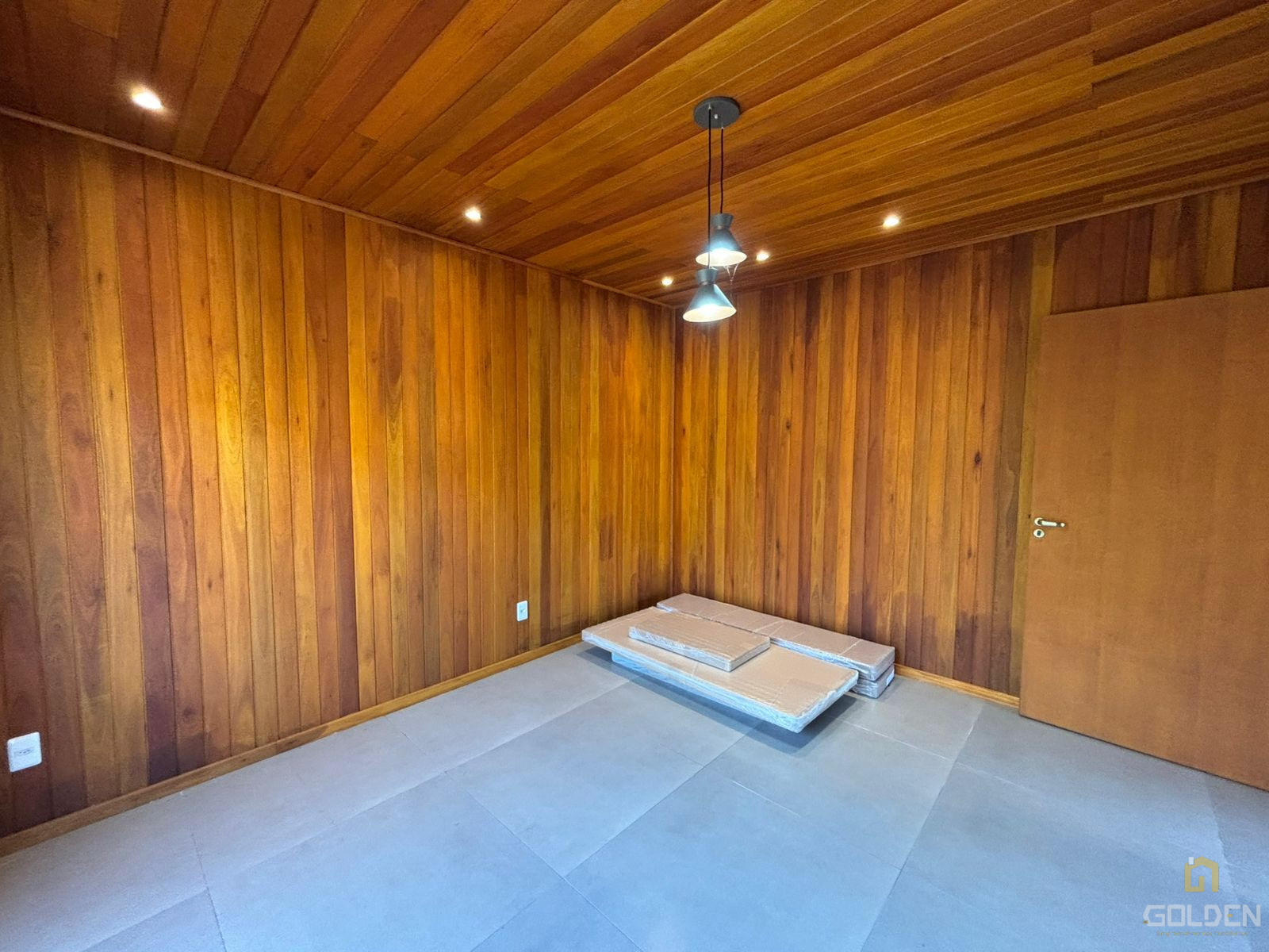 CASA COM PROJETO INOVADOR  - MADEIRA NOBRE