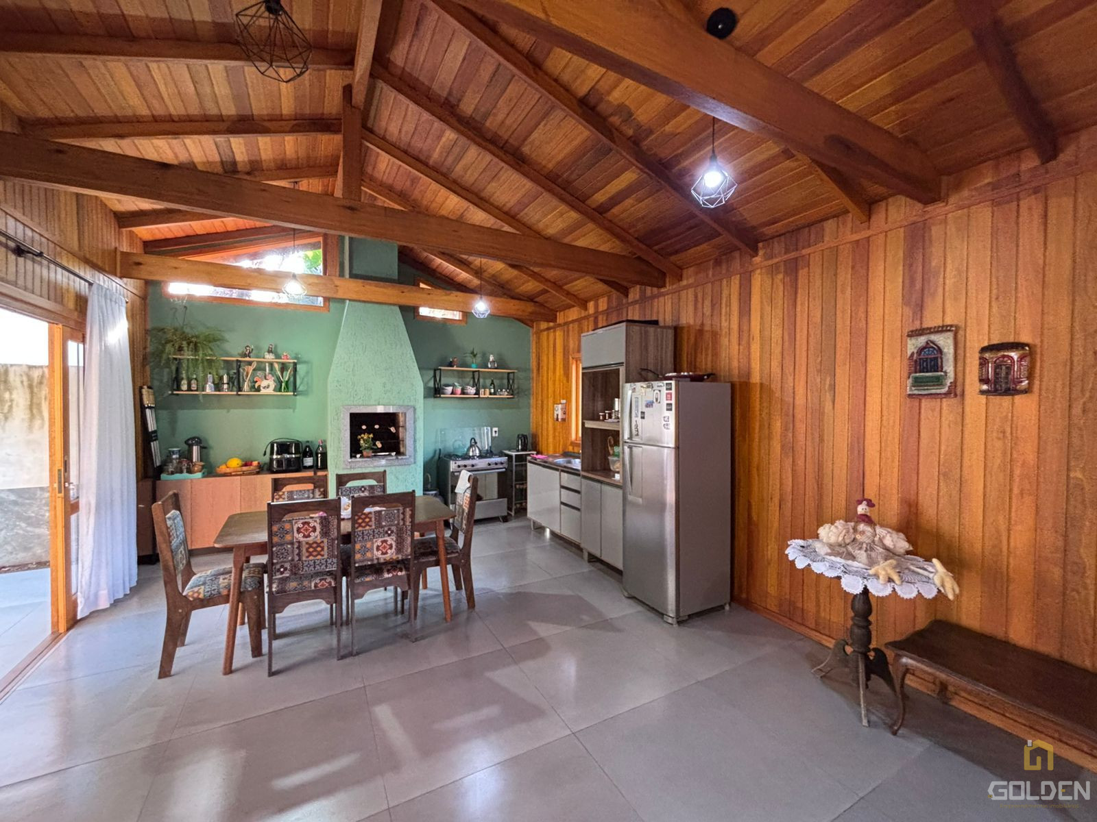 CASA COM PROJETO INOVADOR  - MADEIRA NOBRE