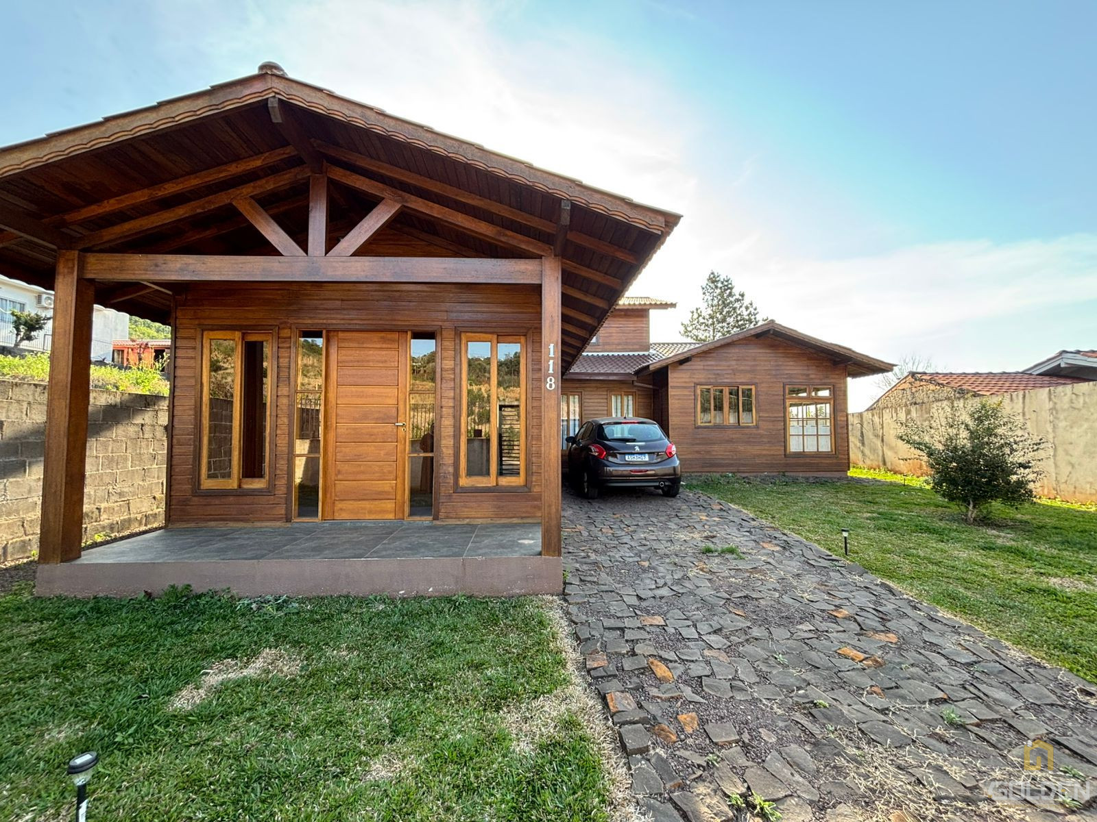 CASA COM PROJETO INOVADOR  - MADEIRA NOBRE
