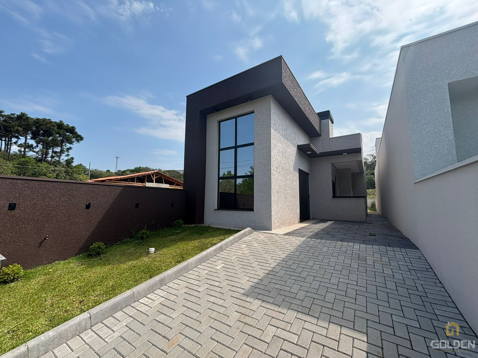 CASA COM ÓTIMO PROJETO NO LOT. TULIMAR