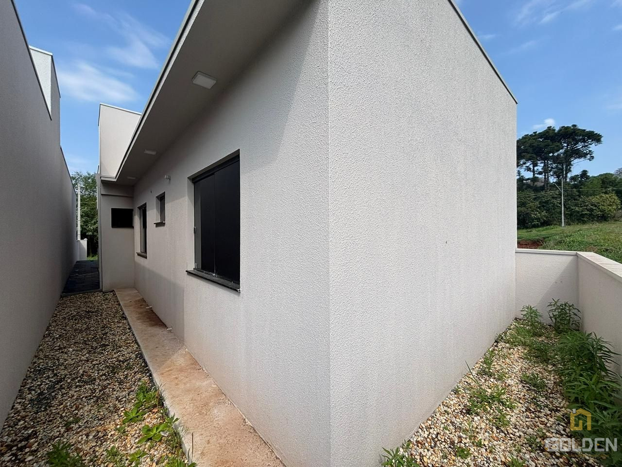 CASA COM ÓTIMO PROJETO NO LOT. TULIMAR