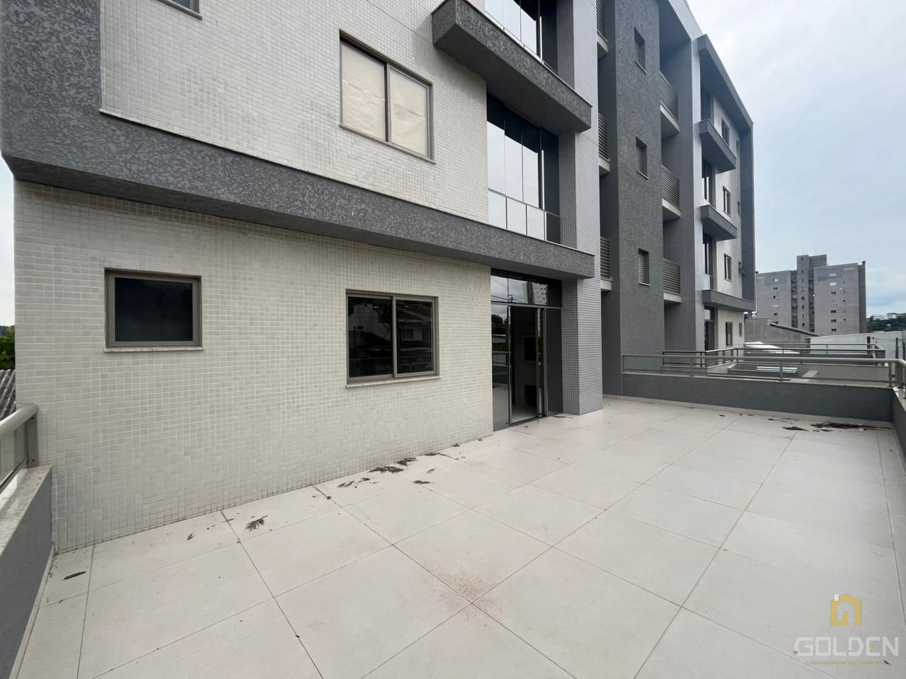 APARTAMENTO COM TERRAÇO NO ED. VENETO
