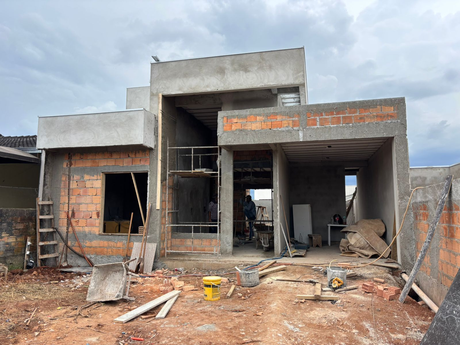 CASA COM 01 SUÍTE+01 QUARTO NO NOVA PETRÓP.