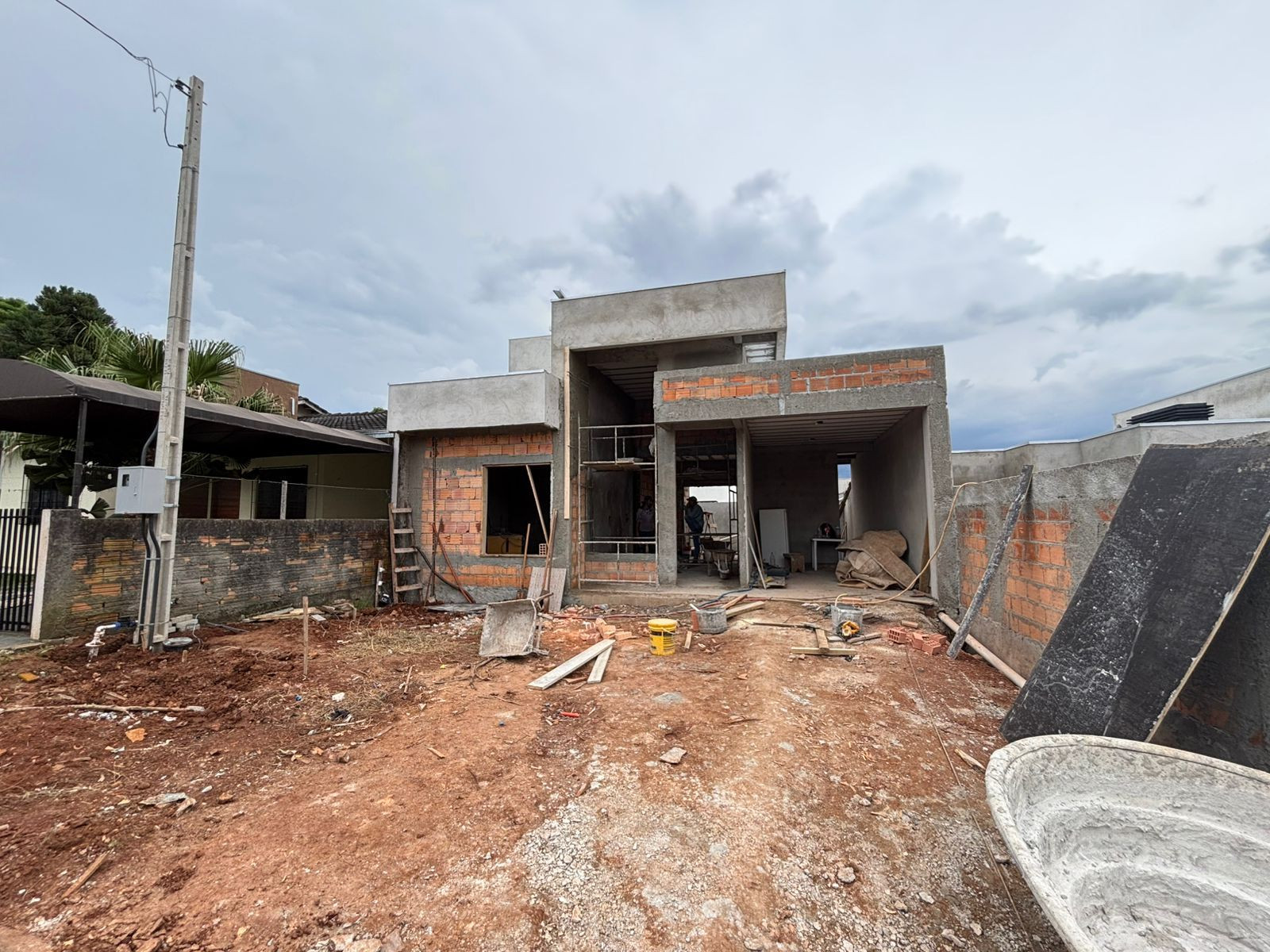 CASA COM 01 SUÍTE+01 QUARTO NO NOVA PETRÓP.