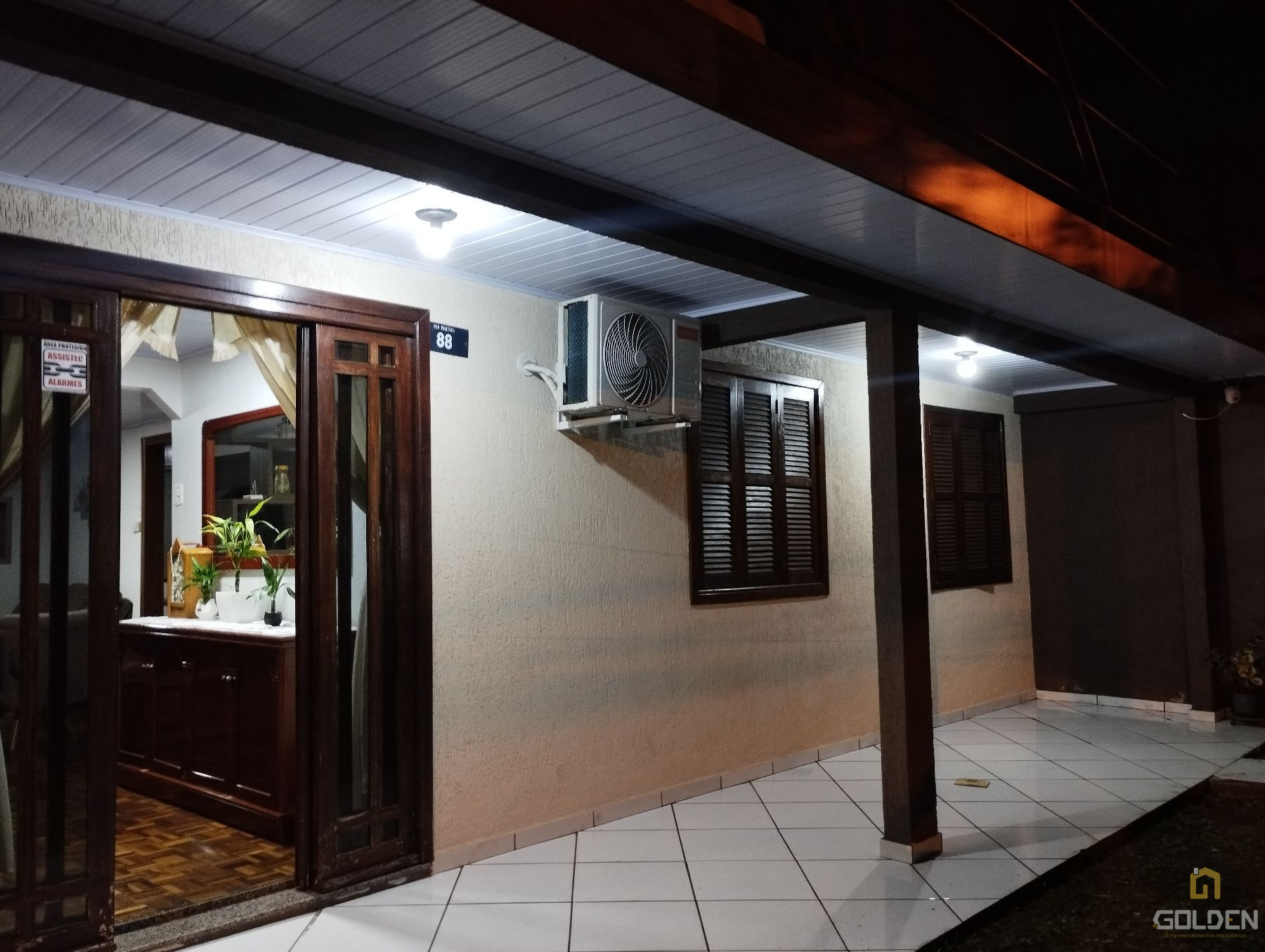 SOBRADO COM ÓTIMA LOCALIZAÇÃO 