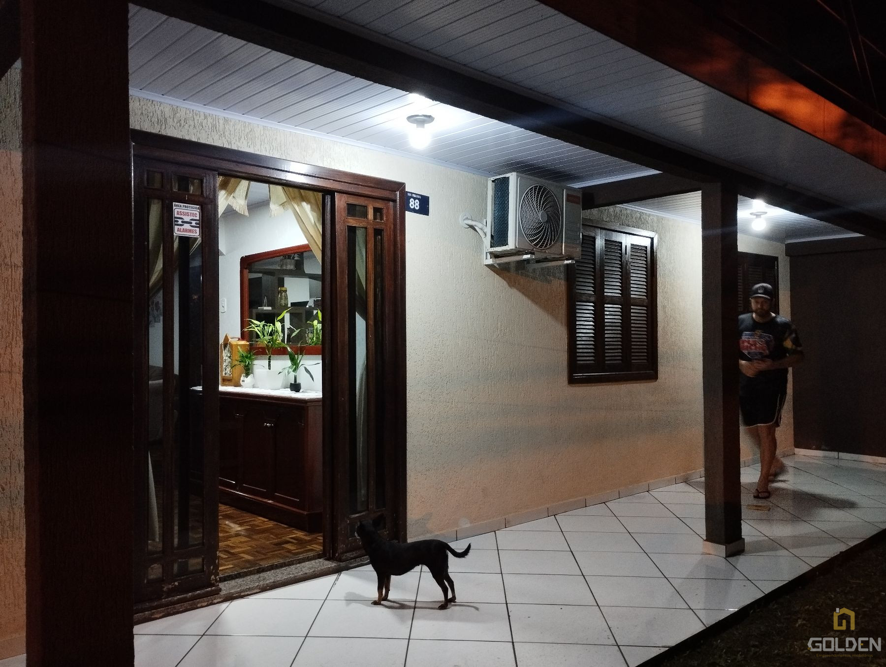 SOBRADO COM ÓTIMA LOCALIZAÇÃO 