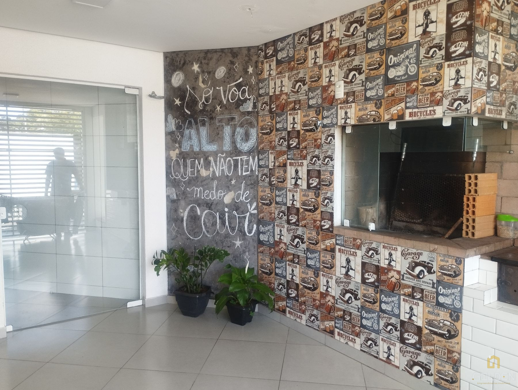 CASA DE ESQUINA TODA MOBILIADA 