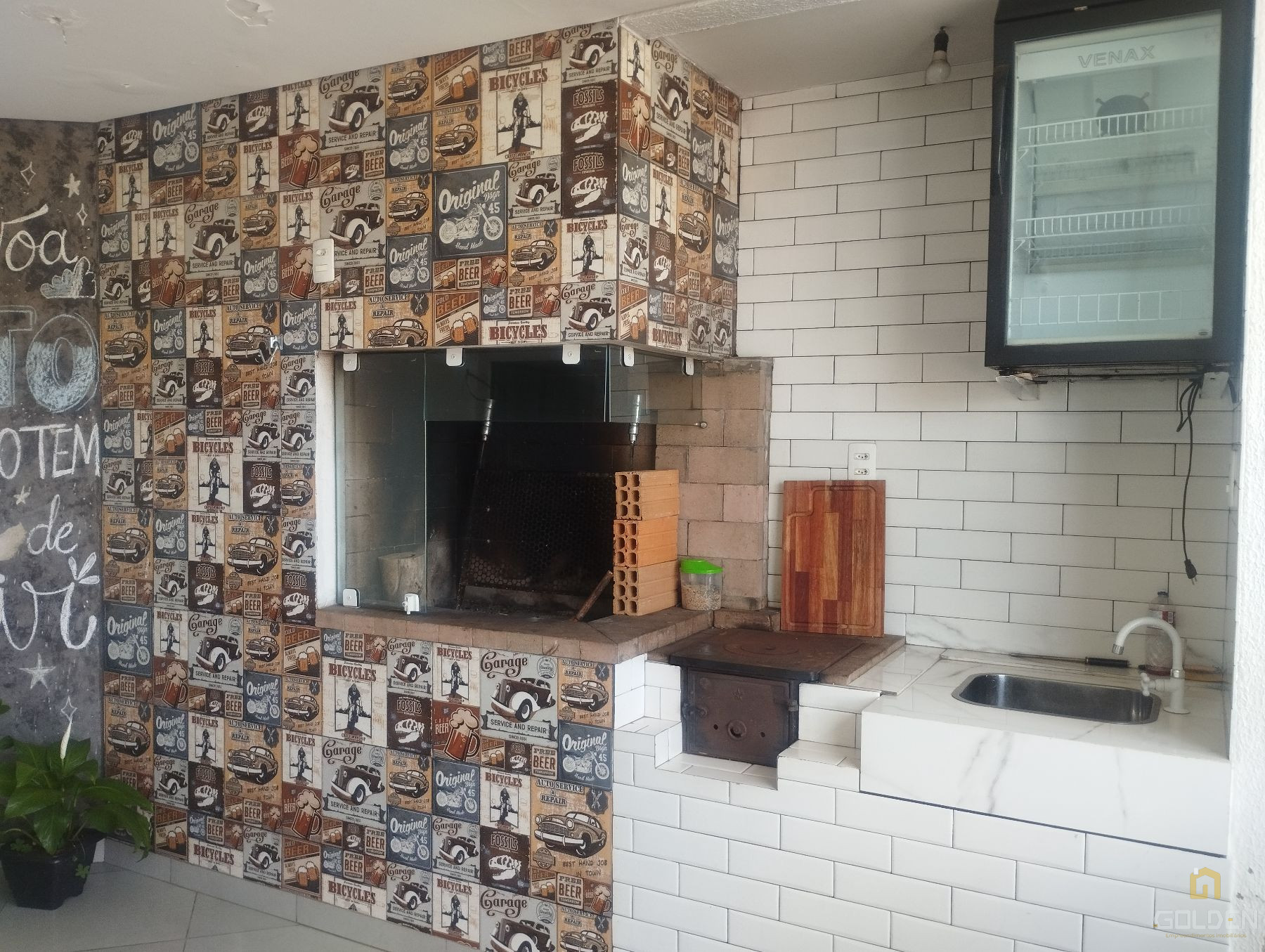 CASA DE ESQUINA TODA MOBILIADA 