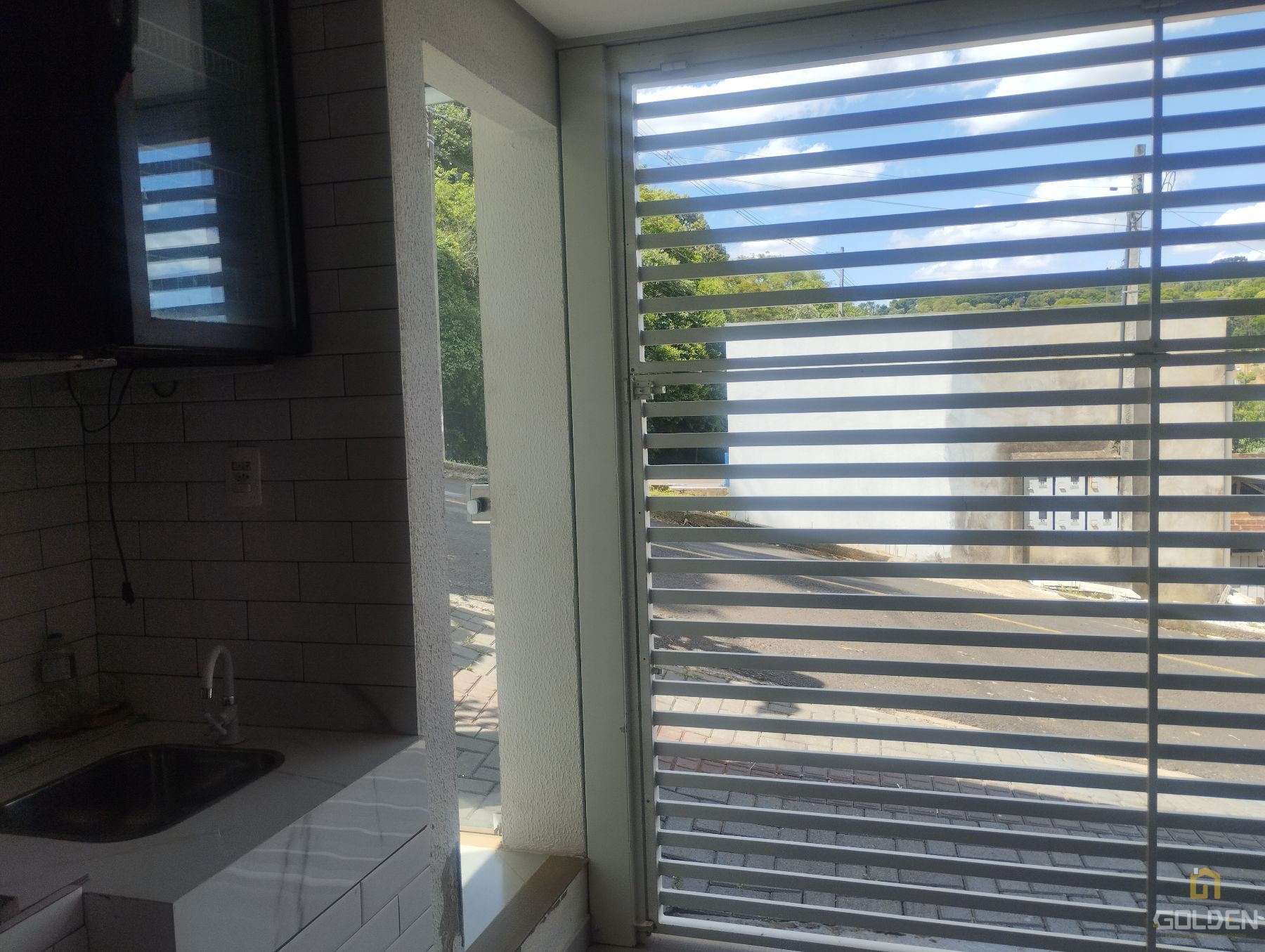 CASA DE ESQUINA TODA MOBILIADA 