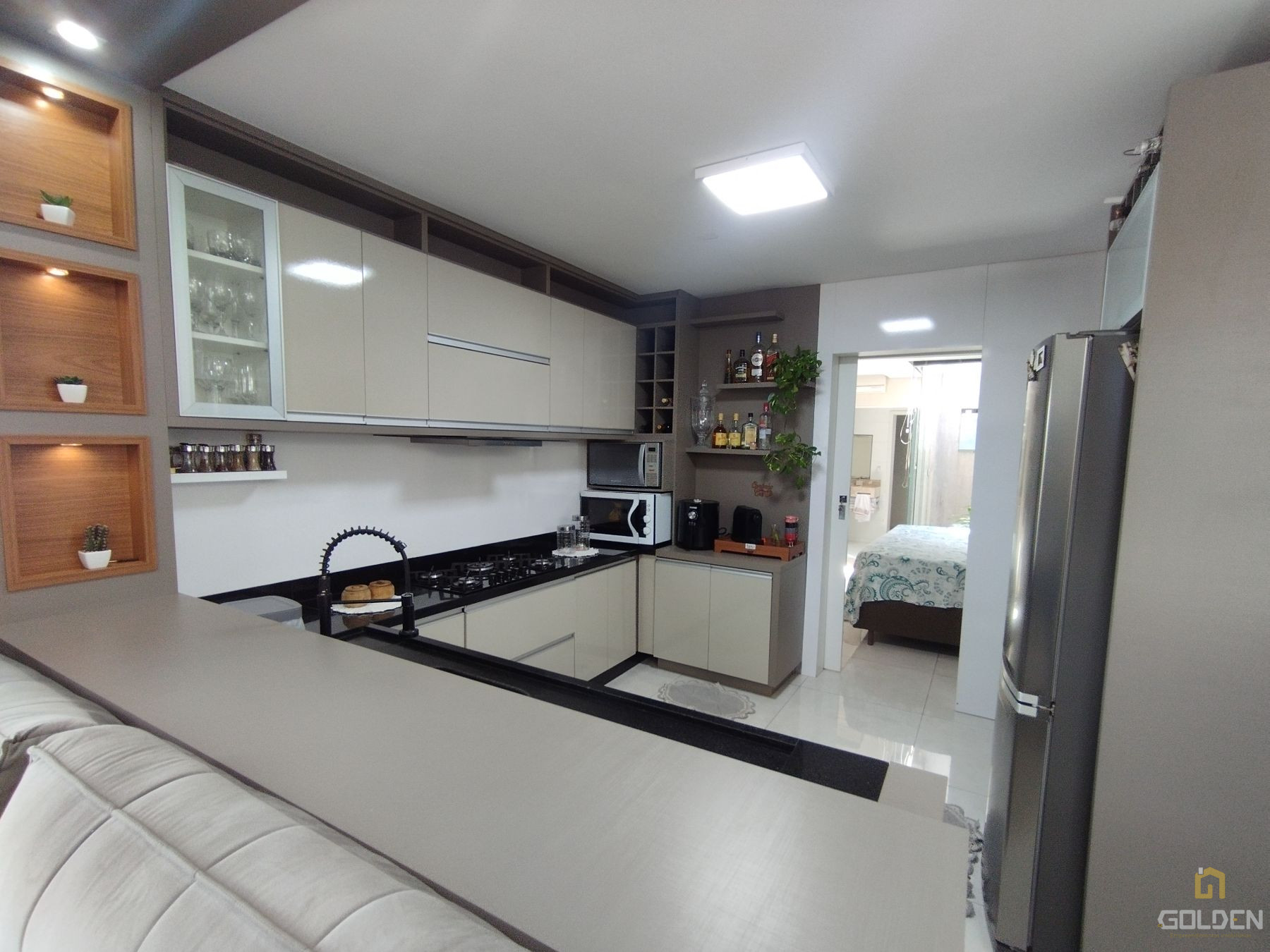 CASA DE ESQUINA TODA MOBILIADA 