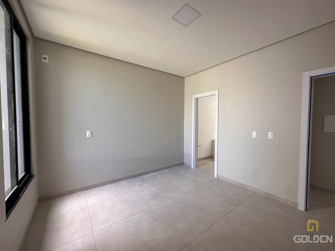 CASA DE ESQUINA COM 03 QUARTOS PARA VENDA