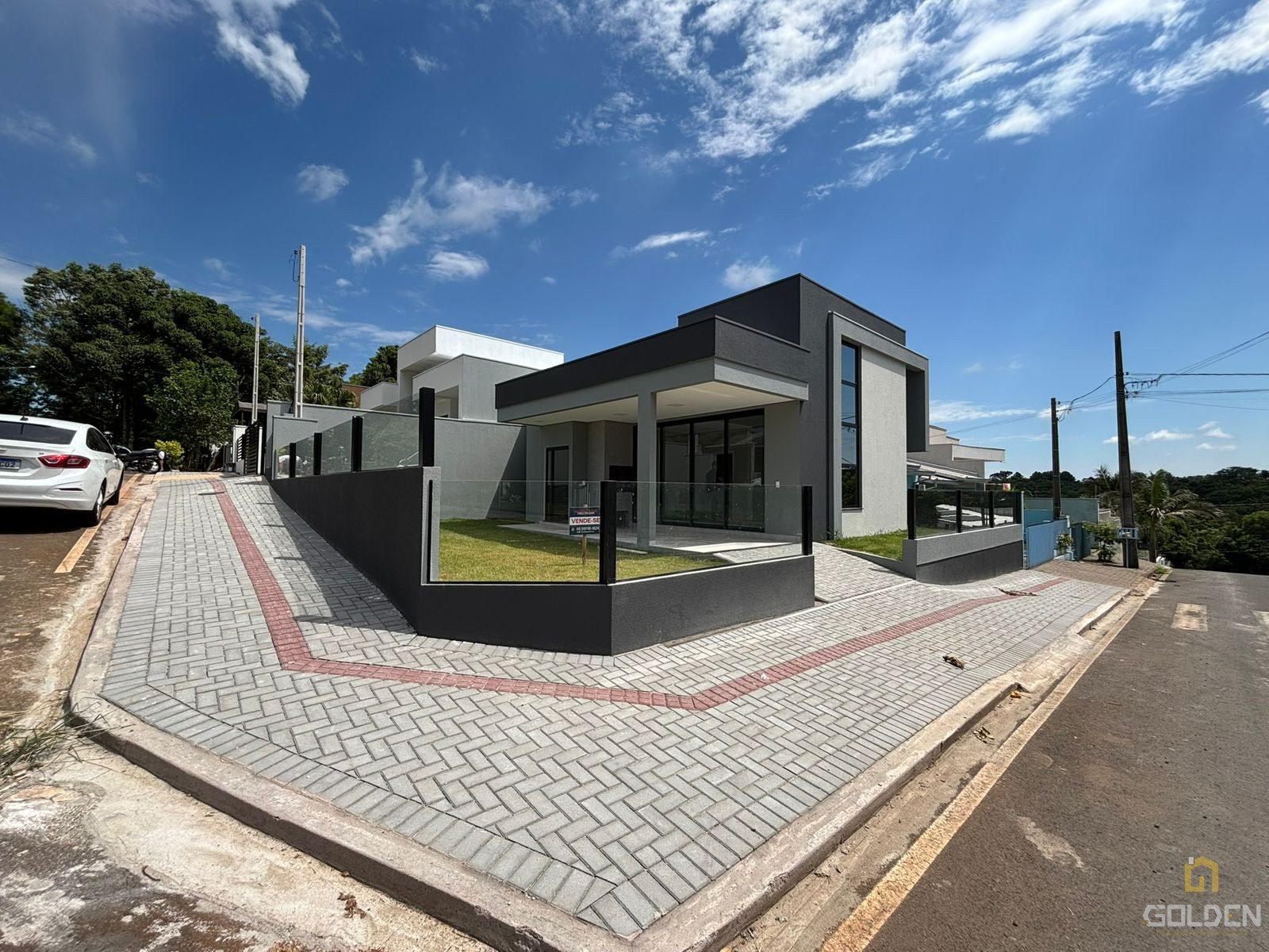 CASA DE ESQUINA COM 03 QUARTOS PARA VENDA