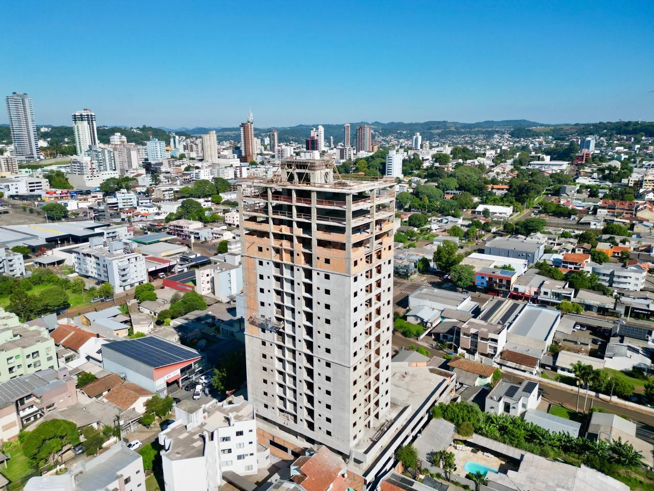 APARTAMENTOS COM 03 QUARTOS NO EDIFÍCIO GRAND VILLAGE