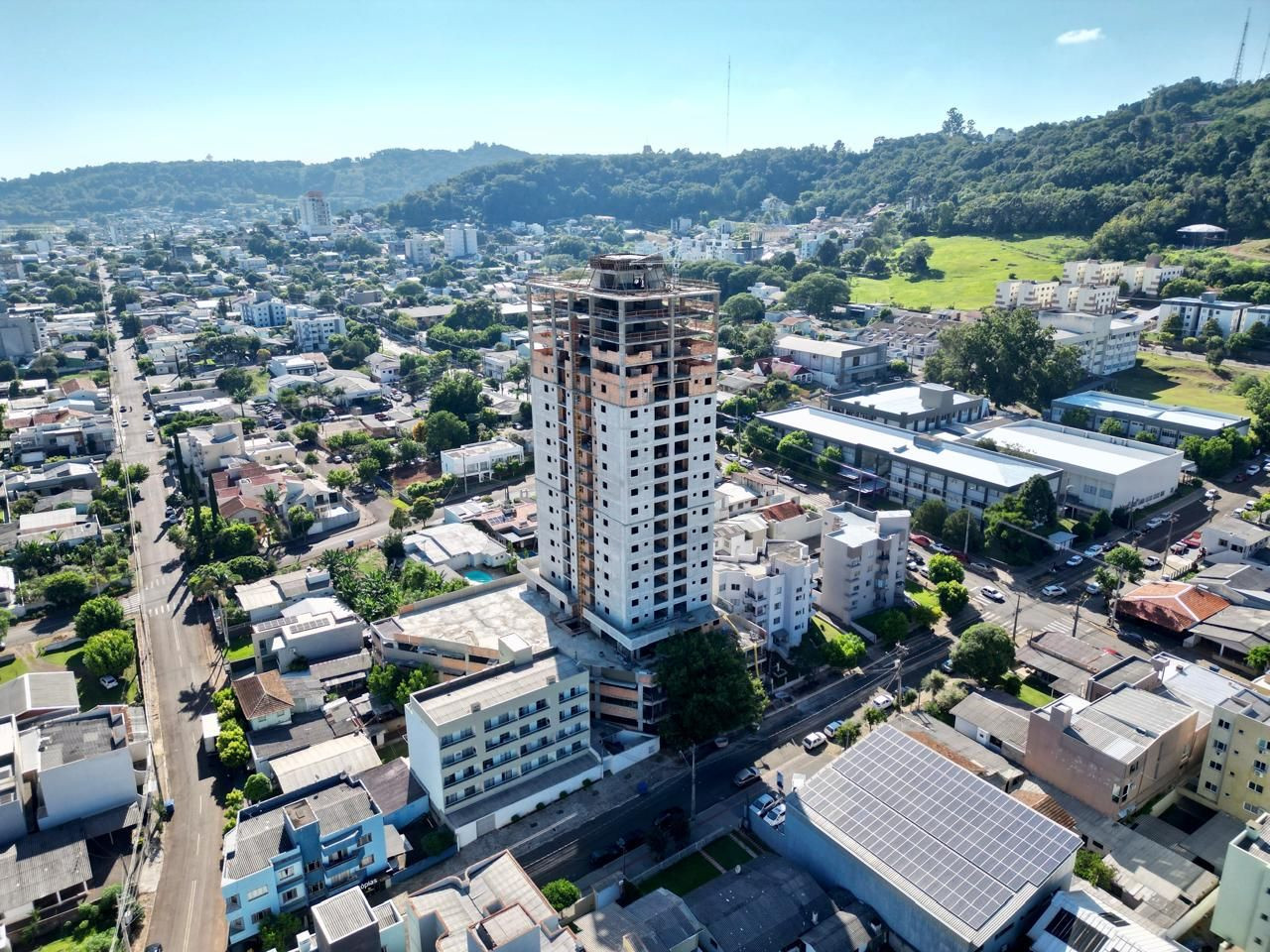 APARTAMENTO COM SUÍTE +1 NO EDIFÍCIO GRAND VILLAGE