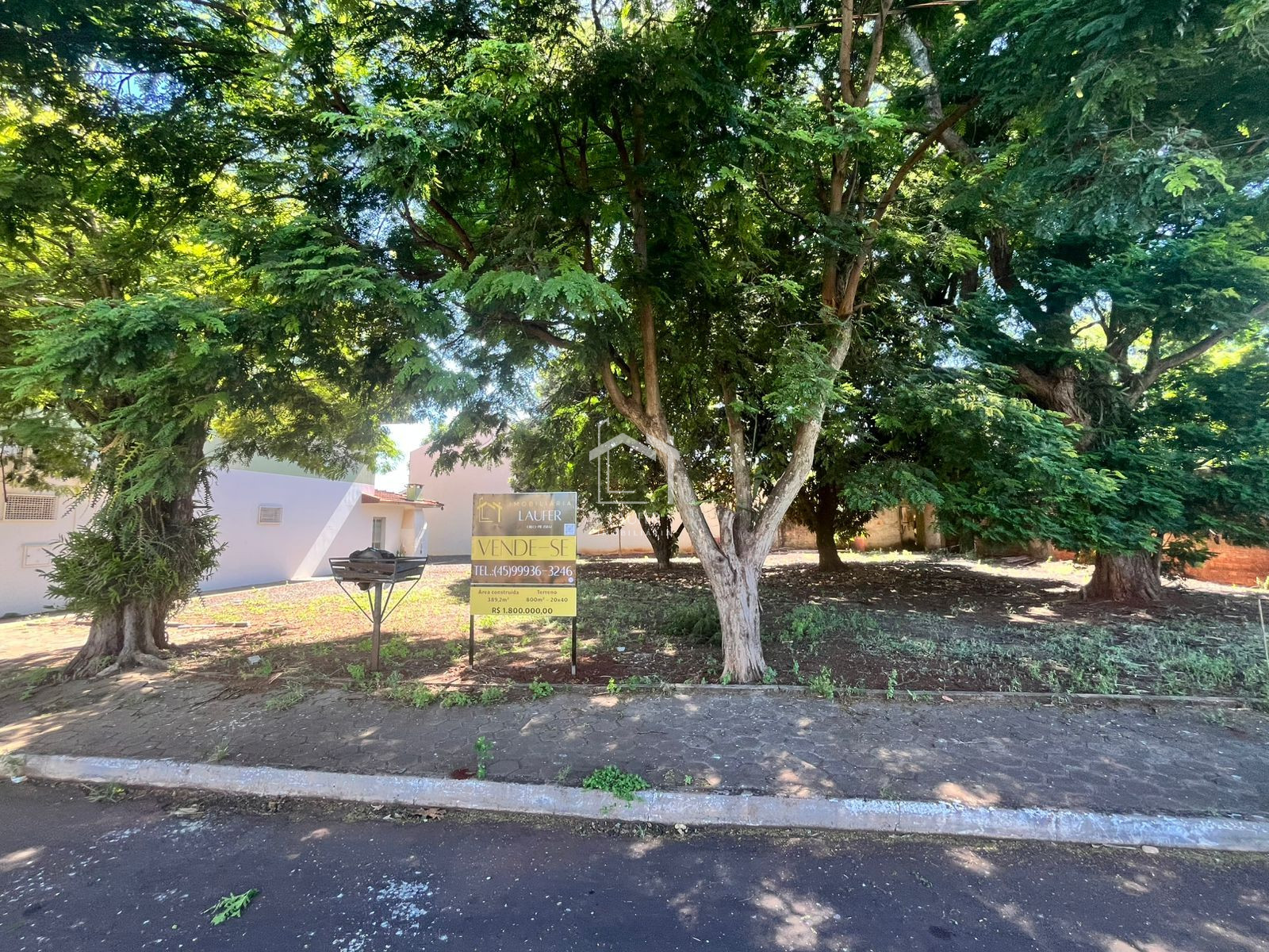 SALA COMERCIAL E APARTAMENTO DE ESQUINA NO CENTRO 