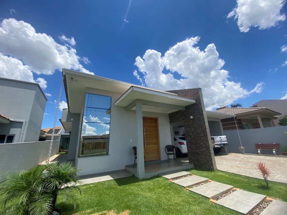 CASA COM EXCELENTE PADRÃO DE ACABAMENTO NO BAIRRO FRARON