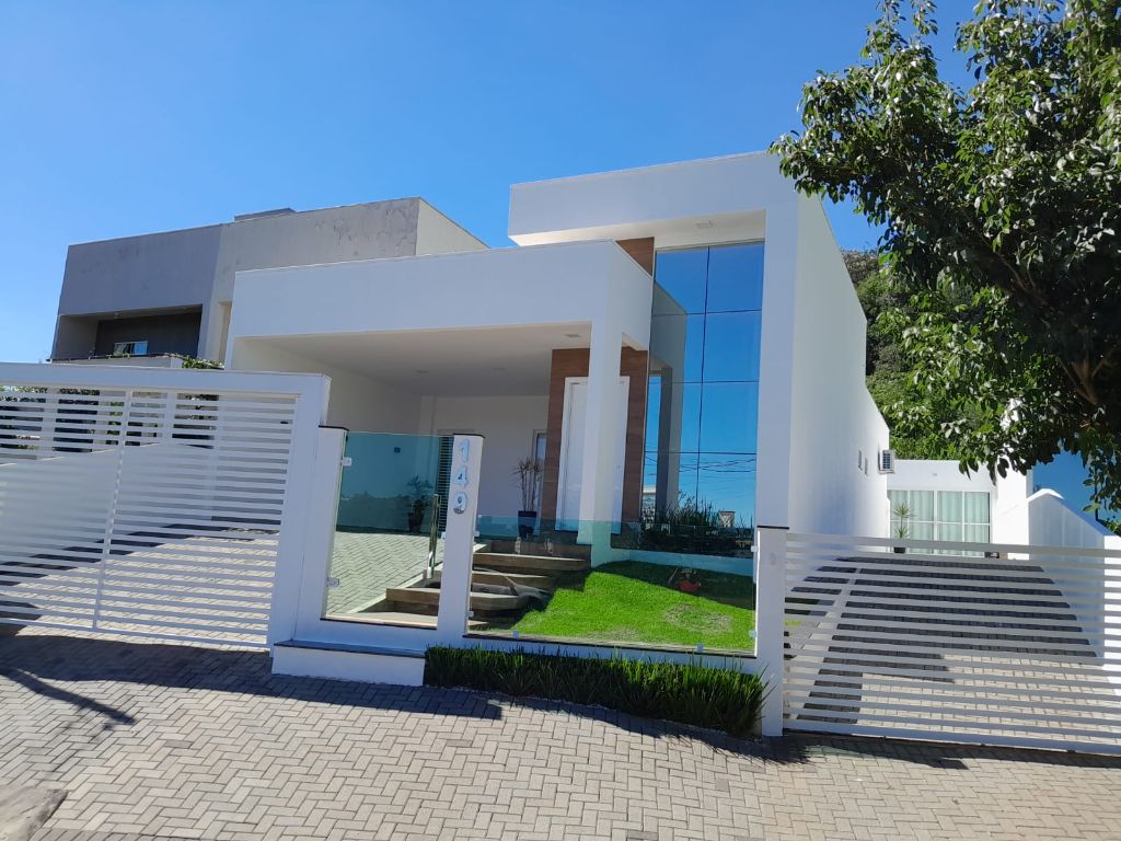 CASA COM PISCINA NO LOTEAMENTO INDUSTRIAL II
