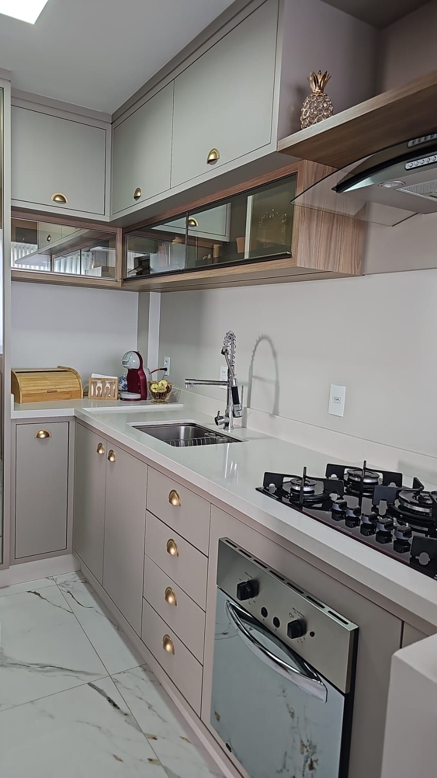 LINDO APARTAMENTO SEMI MOBILIADO NO CENTRO