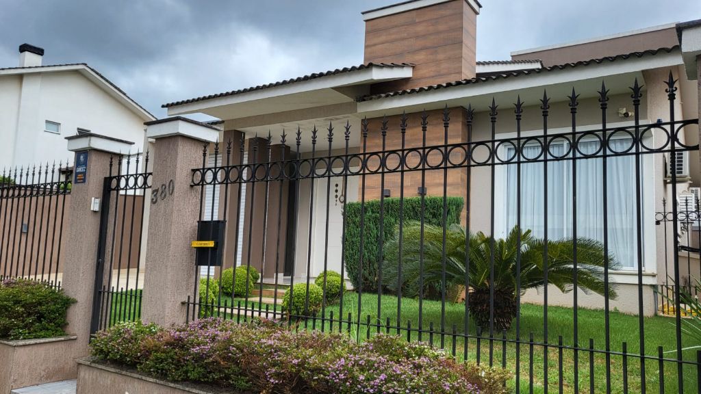BELISSIMA CASA COM PISCINA NO BAIRRO MENINO DEUS