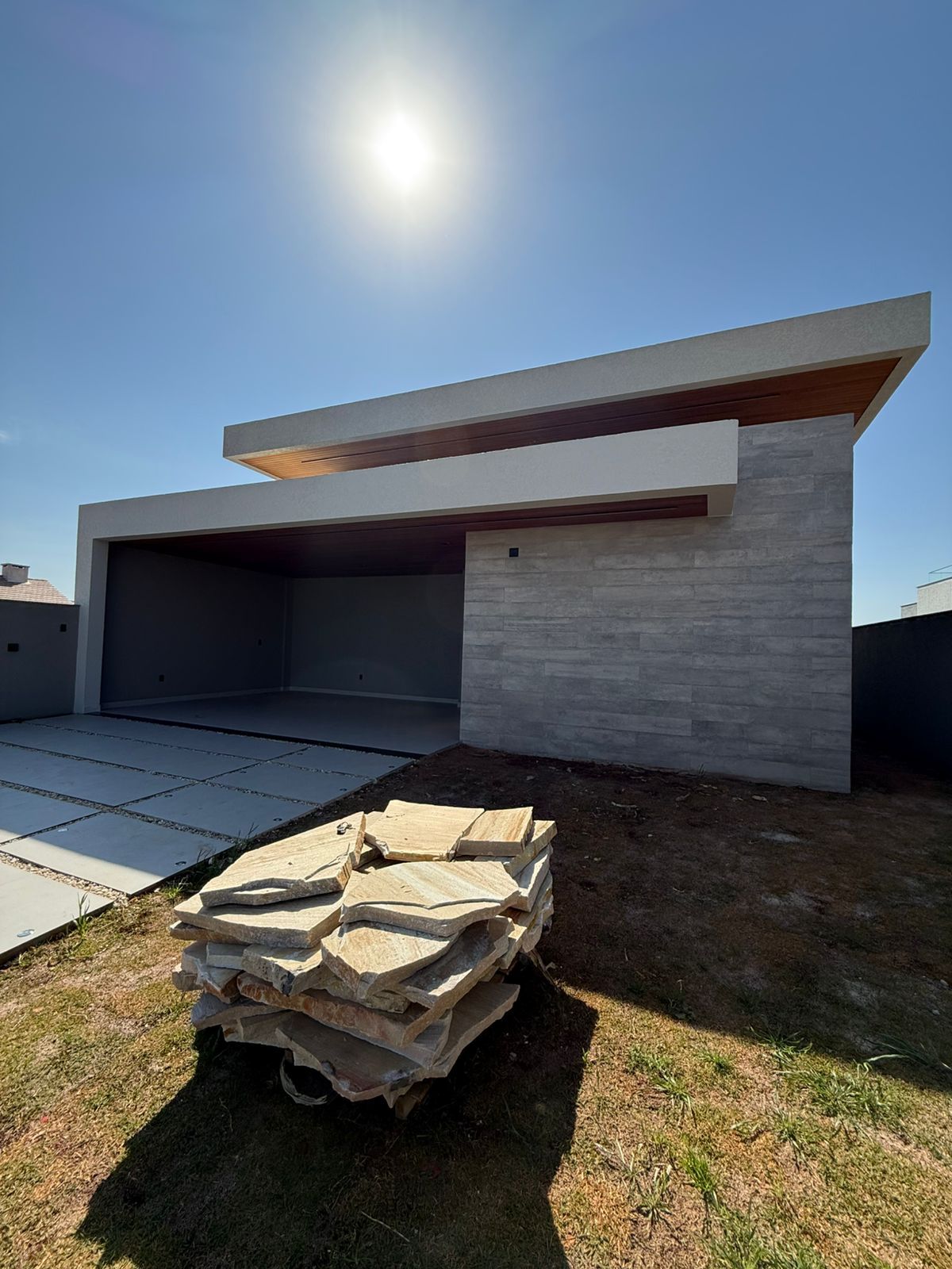 BELISSIMA CASA TÉRREA COM 03 SUITES NO LOTEAMENTO POR DO SOL