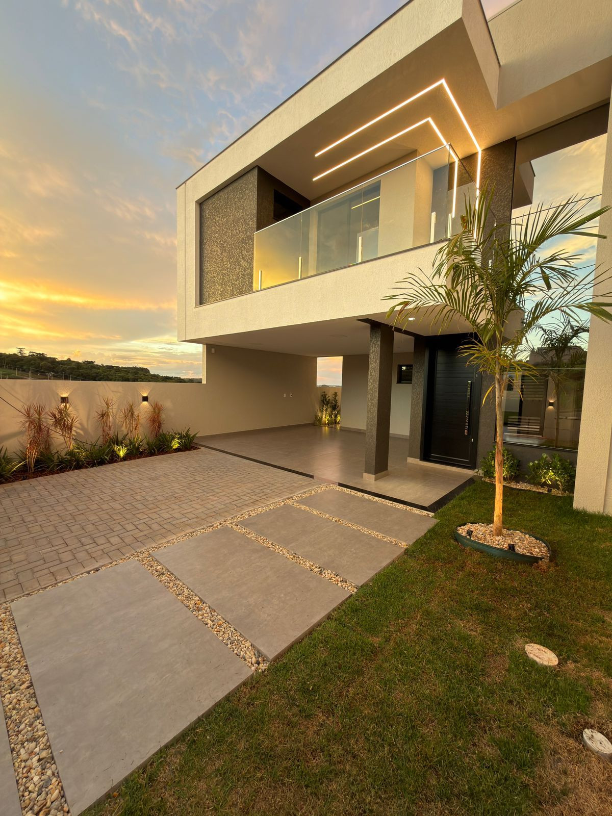 SOBRADO COM FINO PADRÃO DE ACABAMENTO