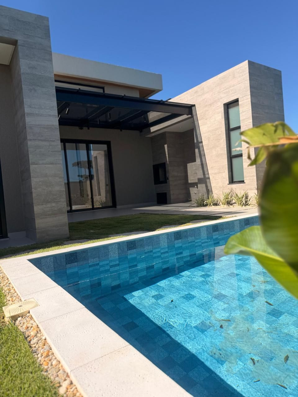 BELISSIMA CASA TÉRREA COM 03 SUITES NO LOTEAMENTO POR DO SOL