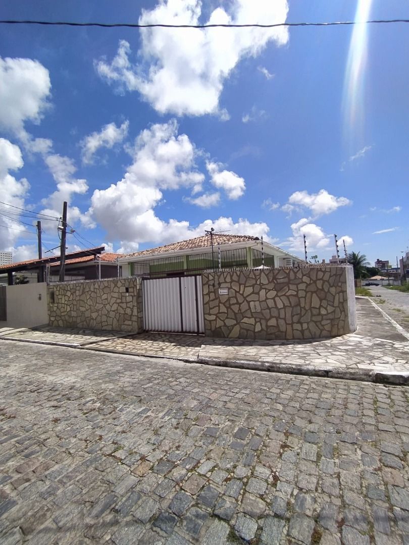 Casa com 3 dormitórios à venda com 109m² por R$ 900.000,00