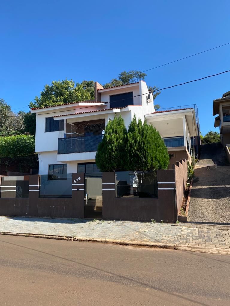 VENDE-SE CASA DE ALTO PADRO