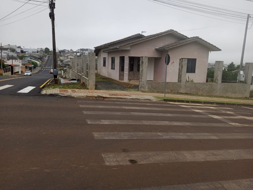 CASA DE ESQUINA COM LOTE GRANDE