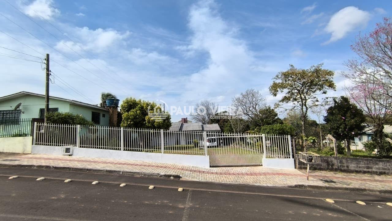 CASA COM LOTE AMPLO NO CENTRO
