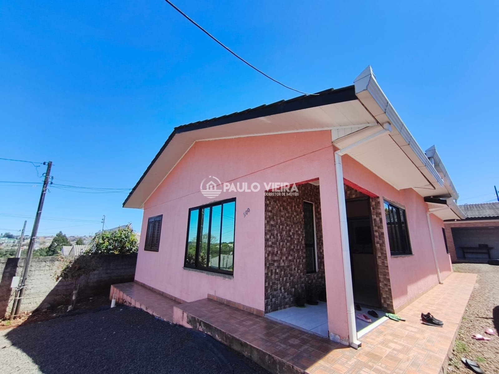 LOTE AMPLO COM CASA DE ESQUINA