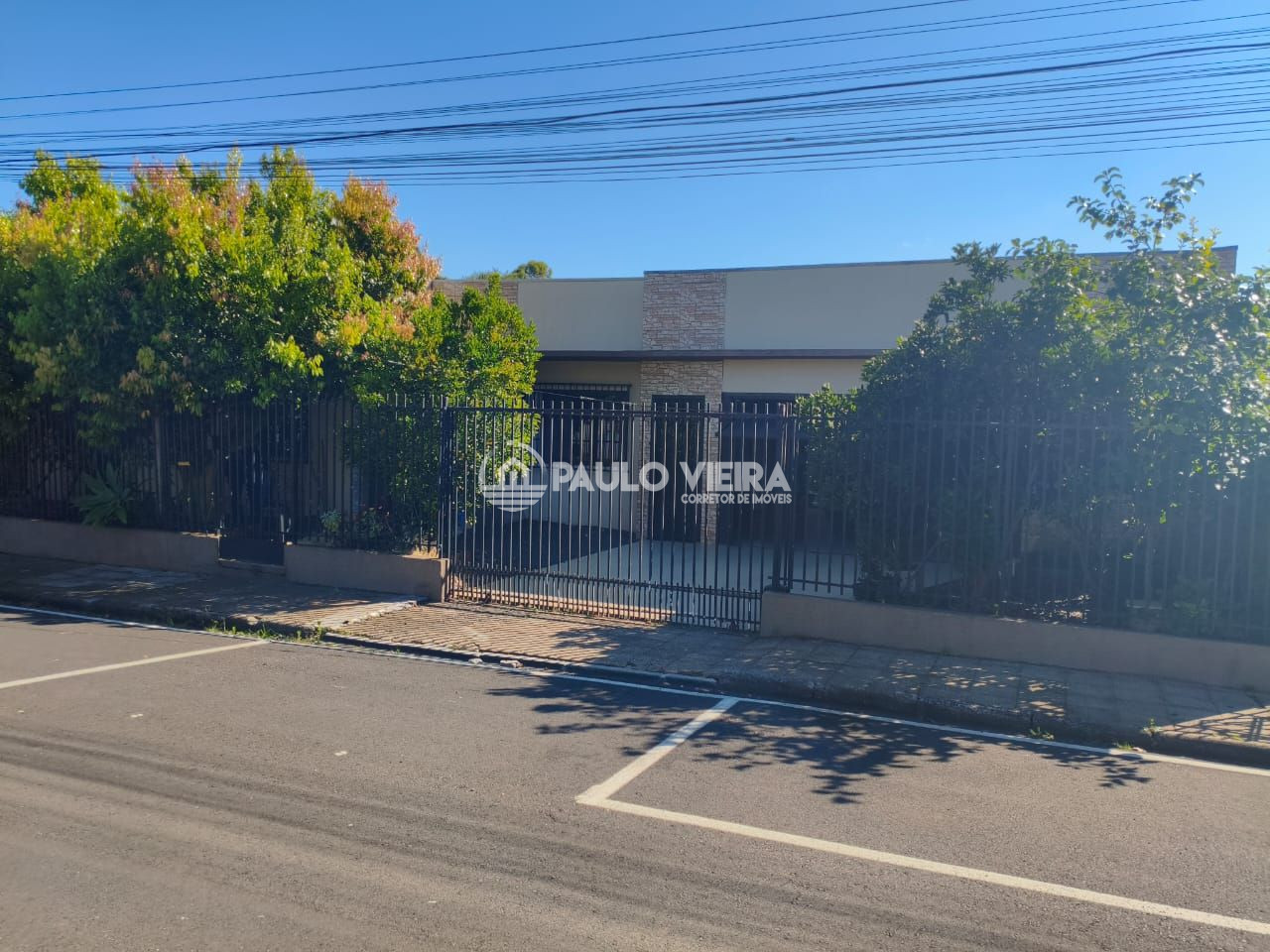 CASA ESPAÇOSA COM ÁREA DE FESTAS